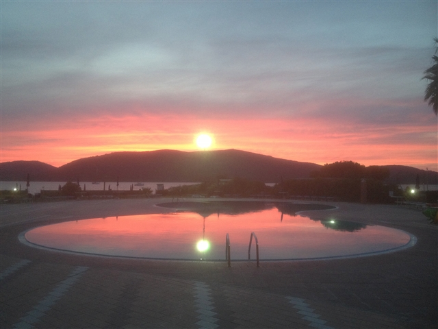 Tramonto sulla piscina dell'hotel Corte Rosada